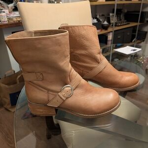 Chic Tan Leather Ankle Boots